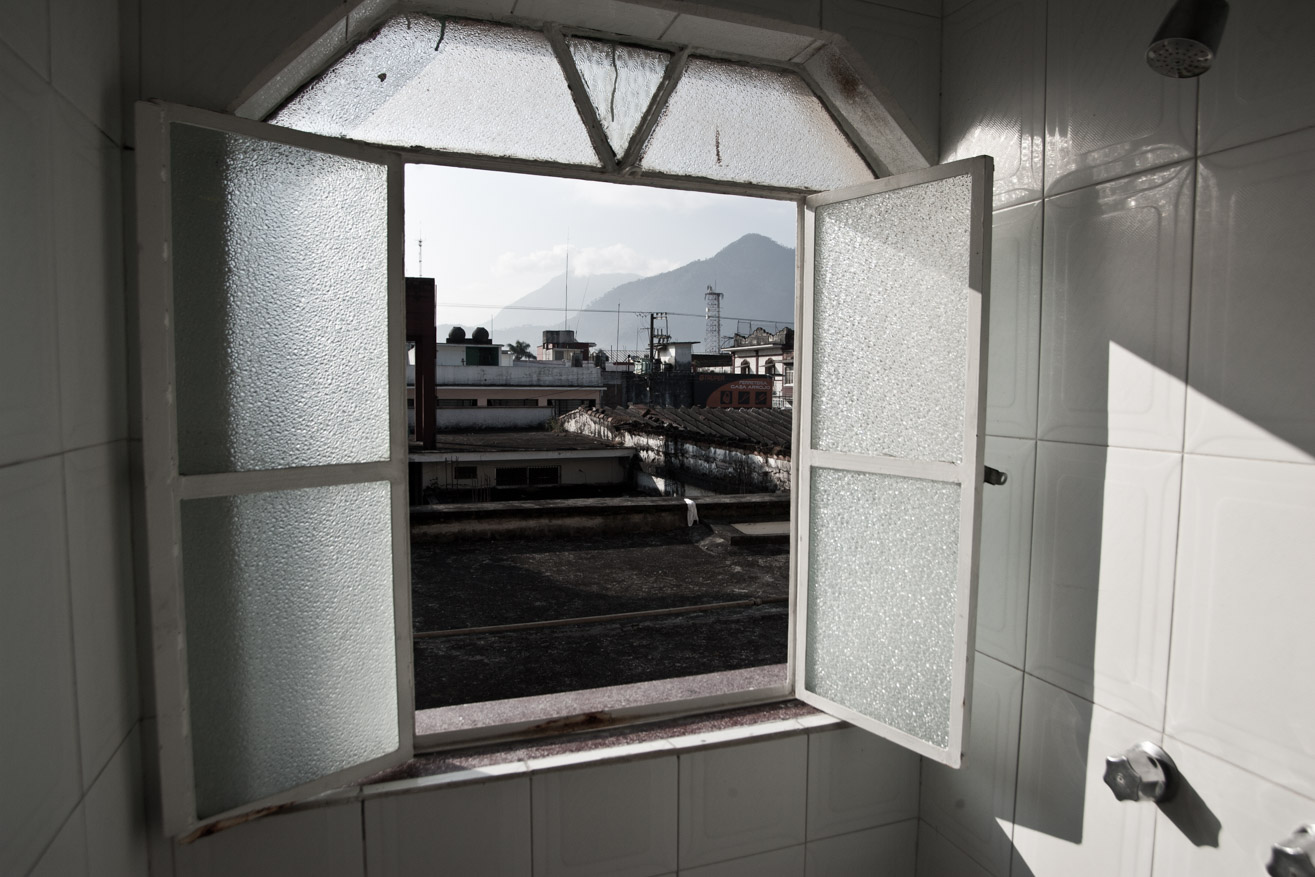 fenêtre usine olivier octobre photographe montpellier mexique guatemala honduras documentaire reportage