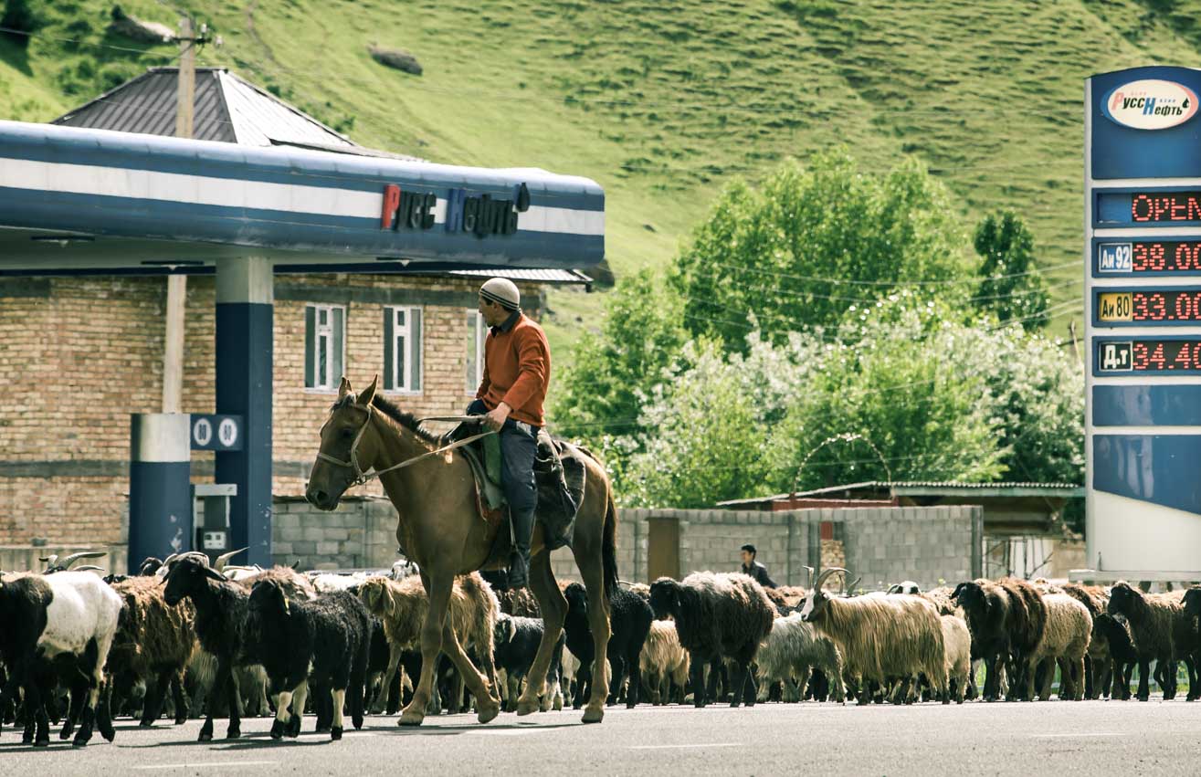 route vallée allai monts célestes ouzbekistan kirghizstan ex-URSS Asie centrale olivier octobre photographe documentaire reportage